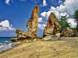 Batu Unik di Ambon, Bentuknya Seperti Layar
