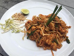 Di Benton Junction Bisa Cicip Pad Thai dan Curry Rice Sedap untuk Makan Siang