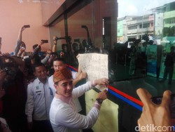 Segel Hotel yang Sempat Pasang Pohon Natal Berlafaz Allah Dibuka