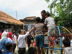 Blusukan ke Jakbar, Anies Janjikan Pusat Belajar dan Bermain Anak