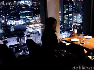 Santai Sambil Melihat Suasana Malam Tokyo dari Ketinggian