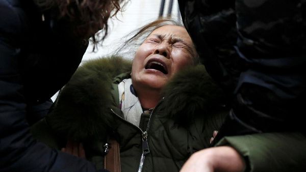 Pencarian Dihentikan, Keluarga Korban MH370 Menangis Histeris