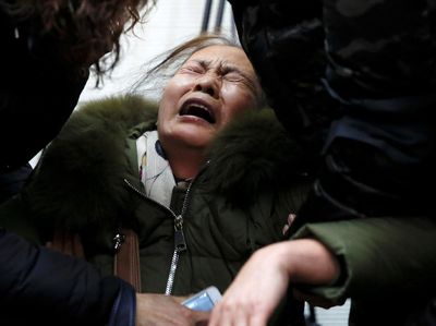 Pencarian Dihentikan, Keluarga Korban MH370 Menangis Histeris