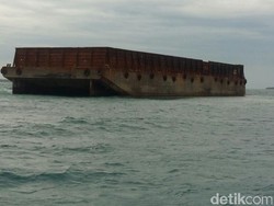 Kapal Tongkang yang Kandas di Kepulauan Seribu sudah Dievakuasi