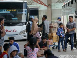 Kesemrawutan (Juga) Membayang di Terminal Pulogebang Kesemrawutan (Juga) Membayang di Terminal Pulogebang