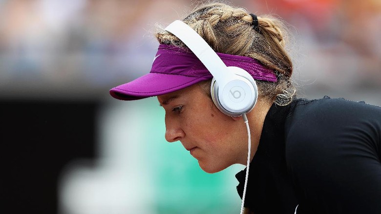 Azarenka Tonton Federer Lewat Siaran Televisi Sambil Asuh Anak