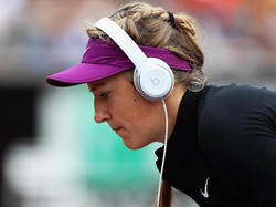 Azarenka Tonton Federer Lewat Siaran Televisi Sambil Asuh Anak