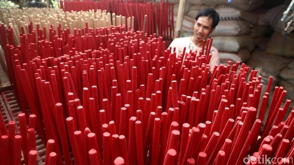 Jelang Imlek, Perajin Dupa Tingkatkan Produksi