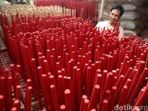Jelang Imlek, Perajin Dupa Tingkatkan Produksi