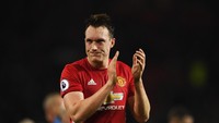 Keempat ada Phil Jones. Bek tengah berusia 29 tahun tersebut bakal dilepas ke tim-tim di Liga Inggris (Mike Hewitt/Getty Images)