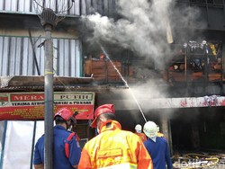 9 Jam Berlalu, Kebakaran Pasar Senen Belum Padam