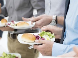 Lebih Baik Makan Sambil Duduk, Berdiri, atau Berbaring?