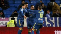 Iago Aspas (kanan), Jonny Castro (tengah), dan Pablo Hernandez (kiri) merayakan gol. Dalam pertandingan ini Iago Aspas berhasil mencetak gol di menit ke-64. Sementara Jonny Castro membuat gol di menit ke-70. Pool/Juan Medina/Reuters/detikFoto.