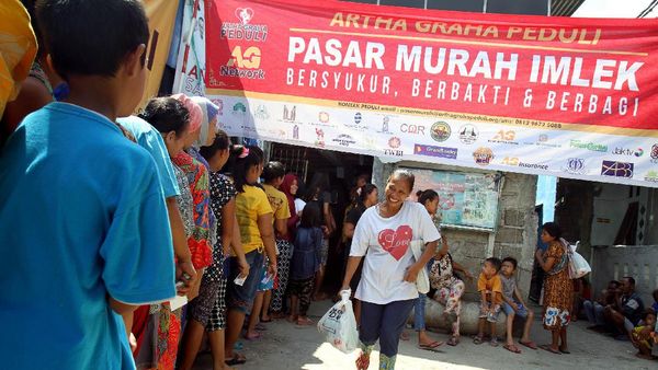 Warga Koja Antre Sembako Murah