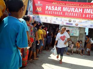 Warga Koja Antre Sembako Murah