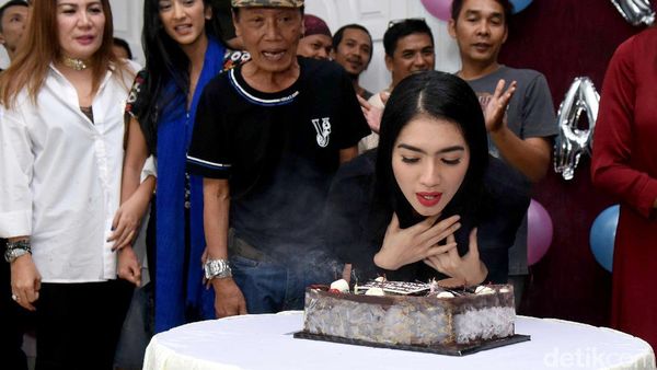 Selamat! Keseruan Angel Karamoy Rayakan Ulang Tahun di Lokasi Syuting