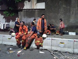 Petugas Damkar yang Padamkan Api di Pasar Senen Bekerja 24 Jam