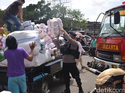 Bantu Evakuasi Dagangan, Brimob Jaga Pasar Senen dari Penjarahan