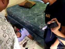 Kena! WN Nigeria ini Ketahuan Ngumpet di Bawah Kasur Saat Razia