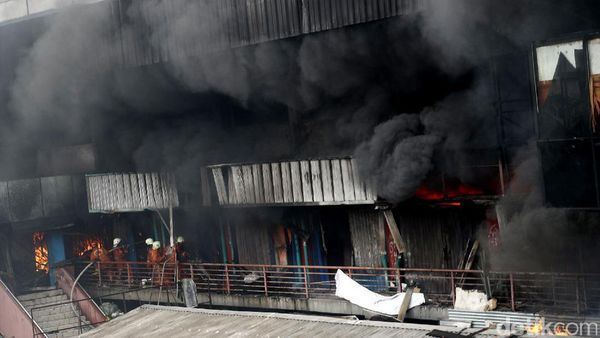 Aksi Heroik Petugas Pemadam Kebakaran di Pasar Senen