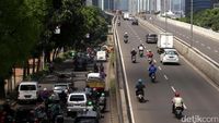 Pemotor Nekat Terobos JLNT Casablanca