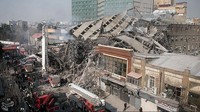 Gedung Ambruk di Iran Lukai 38 Petugas Pemadam