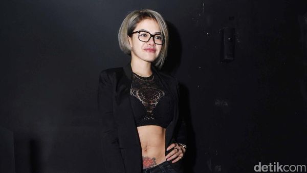 Nikita Mirzani Pamer Perut, Seksi?