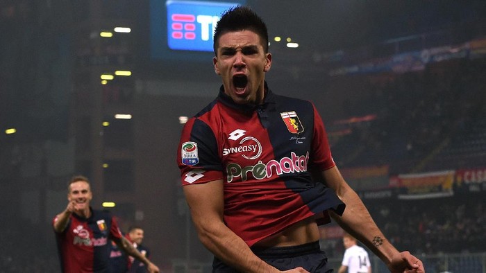 GENOA, ITALY - DECEMBER 18:  Giovanni Simeone of Genoa celebrates after scoring the opening goal during the Serie A match between Genoa CFC and US Citta di Palermo at Stadio Luigi Ferraris on December 18, 2016 in Genoa, Italy.  (Photo by Tullio M. Puglia/Getty Images)
