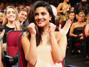 Cium Piala, Bibir Priyanka Chopra Seksi Banget