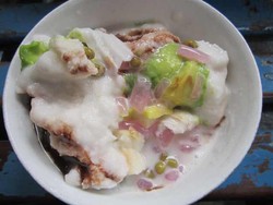 Siang Ini Enaknya Ngemil Jajanan Kue Rangi dan Es Podeng