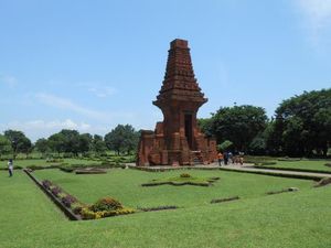 Aksi Juru Pelihara Naiki Candi Setinggi 25 Meter untuk Bersih-bersih