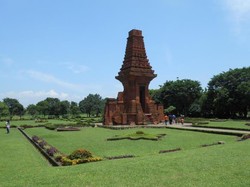 Aksi Juru Pelihara Naiki Candi Setinggi 25 Meter untuk Bersih-bersih