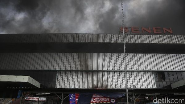 Asap Hitam Pekat Masih Menyelimuti Pasar Senen