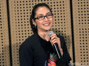 Cantiknya Maudy Koesnaedi Tak Lekang Oleh Waktu