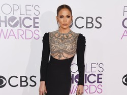 Penampilan Berkilau Jennifer Lopez dengan Perhiasan Rp 800 Juta