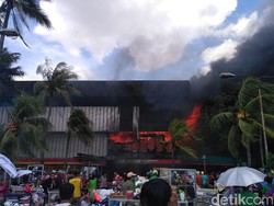 Asap Mengepul, Petugas Masih Padamkan Kebakaran Pasar Senen
