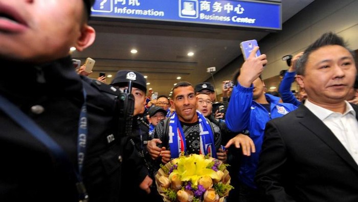 Kedatangan Tevez di Shanghai Disambut Meriah