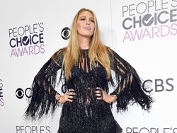 Seksinya Blake Lively Bergaun Mini & Menerawang di Karpet Merah