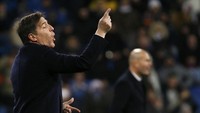 Eduardo Berizzo memberikan pengarahan kepada para pemain Celta Vigo. Pool/Juan Medina/Reuters/detikFoto.