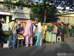 Kebakaran Meluas, Pedagang di Pasar Senen Panik Selamatkan Barang