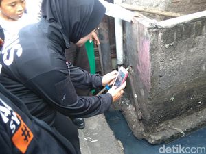 Sylviana Potret Saluran Mampet yang Bikin Banjir di Kramat Pela