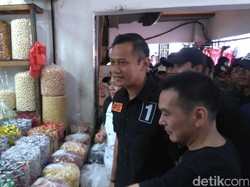 Gerilya ke Pasar Glodok, Agus Yudhoyono Beli Jajanan Khas Imlek