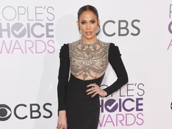 10 Selebriti Berbusana Terbaik di Peoples Choice Awards 2017