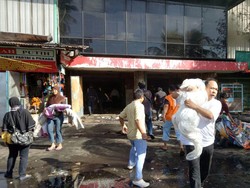 Api Belum Padam, Pedagang Dilarang Ambil Barang dari Dalam Pasar