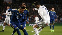 Cristiano Ronaldo menggocek bola untuk melewati Facundo Roncaglia. Pool/Juan Medina/Reuters/detikFoto.