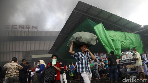 Pedagang Pasar Senen Evakuasi Barang