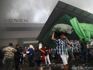 Pedagang Pasar Senen Berdagang di Trotoar Demi Menyambung Hidup