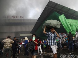 Pedagang Pasar Senen Berdagang di Trotoar Demi Menyambung Hidup