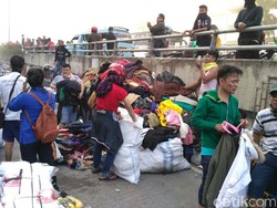 Pedagang Paksa Masuk Pasar Senen untuk Selamatkan Dagangan