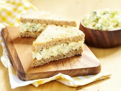 Mau Bawa Bekal Praktis? Bikin Saja Roti Isi Salad Telur dan Sosis